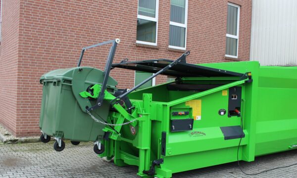Abfall-Press-Container mit integrierter Kippvorrichtung