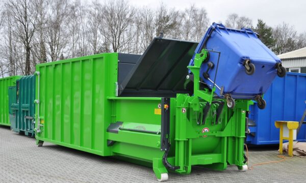 große Tonnen können mühelos in die Container entladen werden
