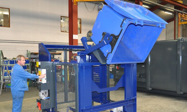 Kippvorrichtung mit großer blauer Tonne