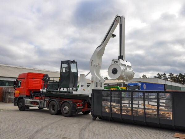 Verdichtungseinsatz mit einem Wlazenverdichter auf LKW