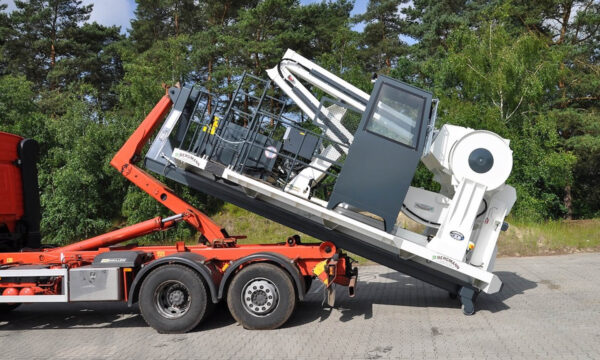 Aufladen einer transportablen Walzenpresse mit Abrollkipper