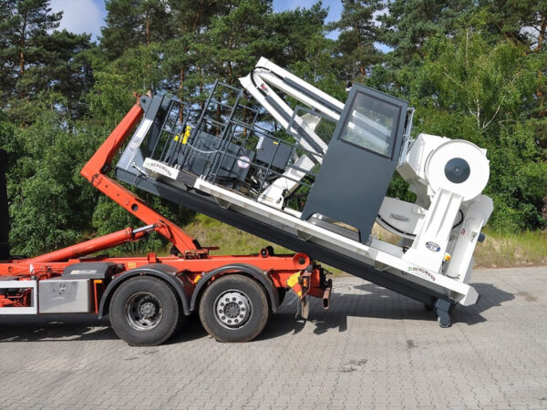 Aufladen einer transportablen Walzenpresse mit Abrollkipper