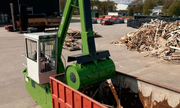 Mobil Jumbo vor einem Container