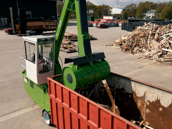 Mobil Jumbo vor einem Container