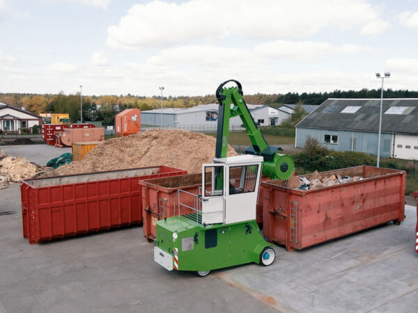 mobiler Walzenverdichter fährt unterschiedliche Containerstellplätze an