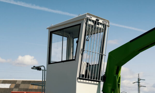 Schutzgitter vor Fahrerstand außen