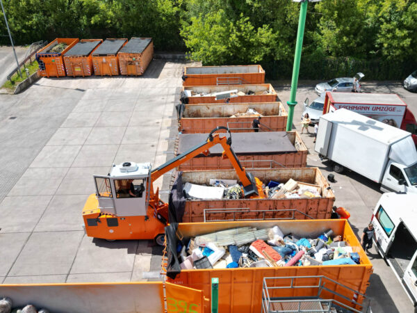 Sperrmüll wird von einem Mobil Jumbo im Container verdichtet