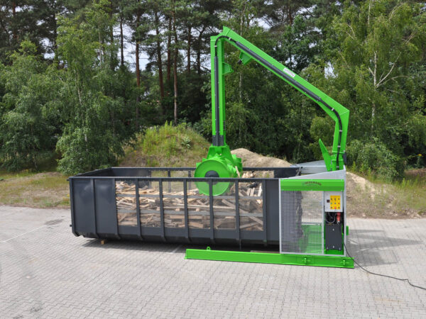 Roll-Packer an Vorführcontainer gefüllt mit Holz