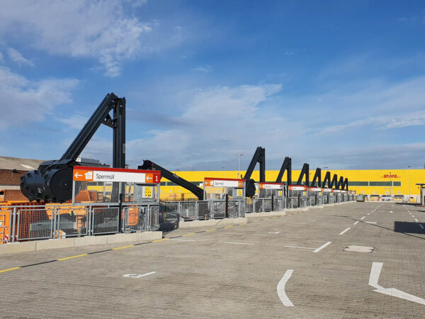 Verdichtung der Abfällemit einem Roll-Packer an jedem Containerstellplatz