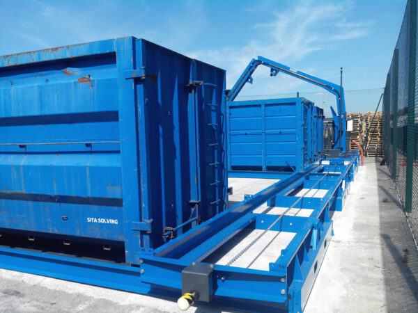 blick auf eine Verschiebeanlage mit drei Containerstellplätzen