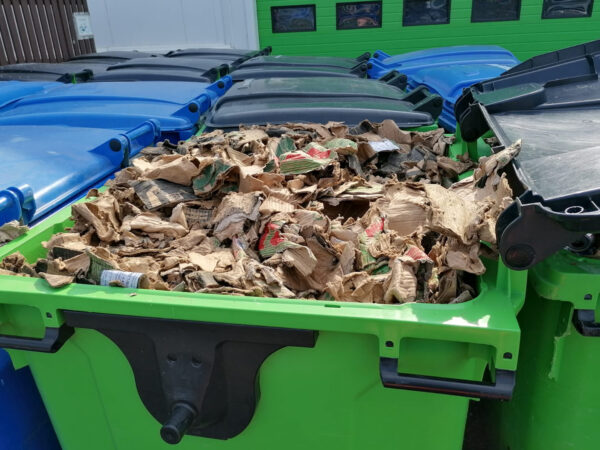 gefüllte Tonne mit gepresstem Papier