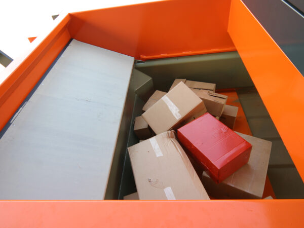 Abfallpresscontainer Ansicht mit Kartons