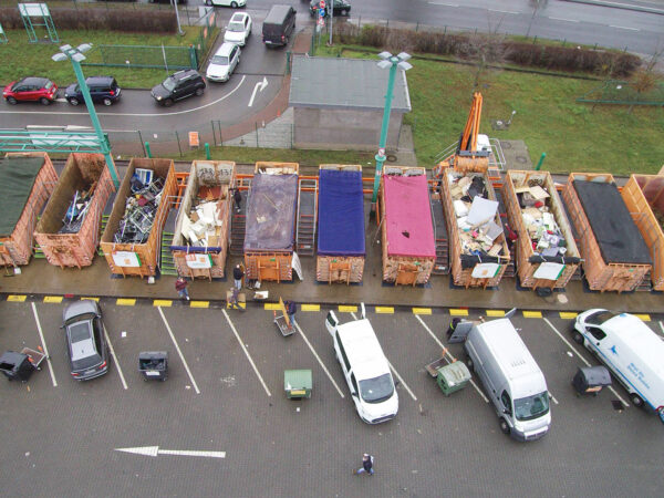 Wertstoffhof mit großer Roll-Packer Verschiebeanlage für mehr als zehn Container