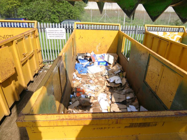 Blick in Container mit verdichtetem Papier