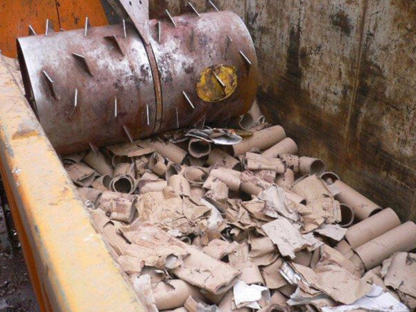 Blick in Container während Papierrollen gepresst werden