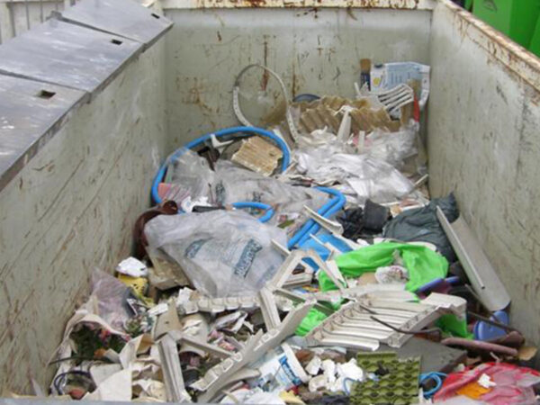 Blick in einen gefüllten Müllcontainer