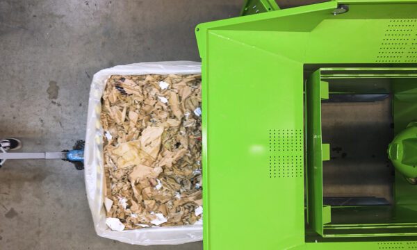 Foto Packstation PS1400 MAX mit vergrößerter Öffnung Ballen herausnehmen