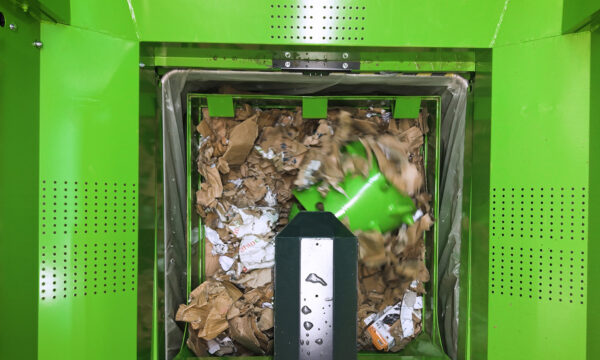 Foto Packstation PS1400 MAX mit vergrößerter Öffnung während Walzvorgang von oben