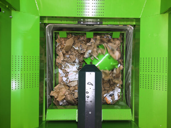 Foto Packstation PS1400 MAX mit vergrößerter Öffnung während Walzvorgang von oben