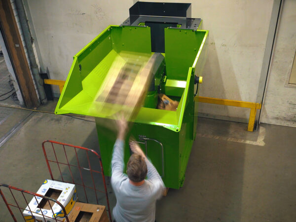 Foto Packstation PS1400 MAX mit vergrößerter Öffnung während Befüllung