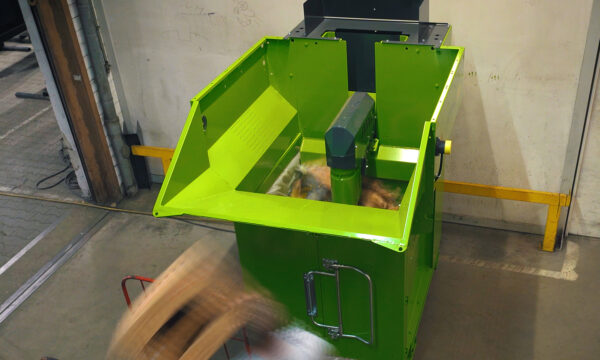 Foto Packstation PS1400 MAX mit vergrößerter Öffnung während Walzvorgang