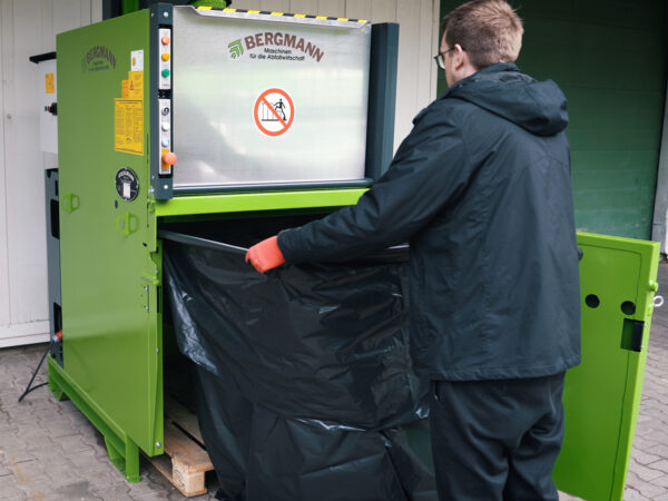 Einlegen Foliensack Packstation