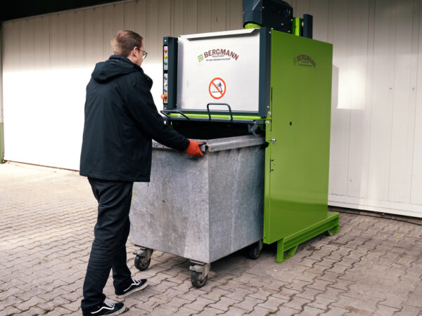 Einschub eines Container für
