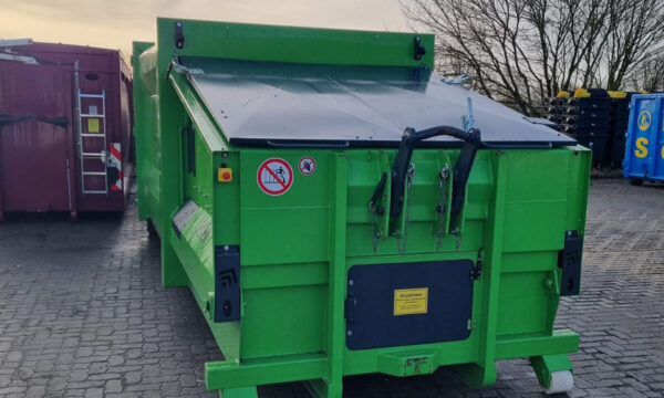 Abfallpresscontainer in grün draußen vorderansicht