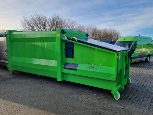 Abfallpresscontainer in grün draußen seitenansicht