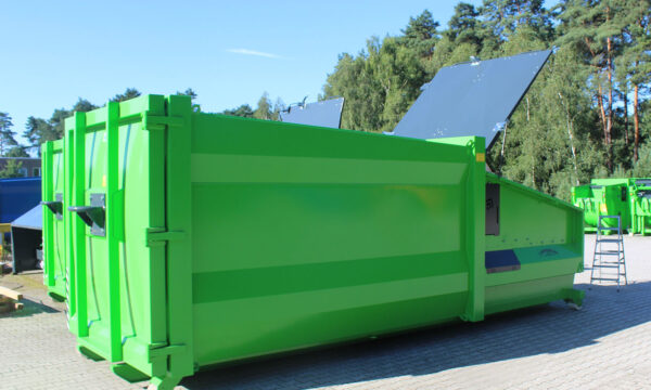 Abfallpresscontainer in grün draußen Ansicht von hinten geöffenete Klappe